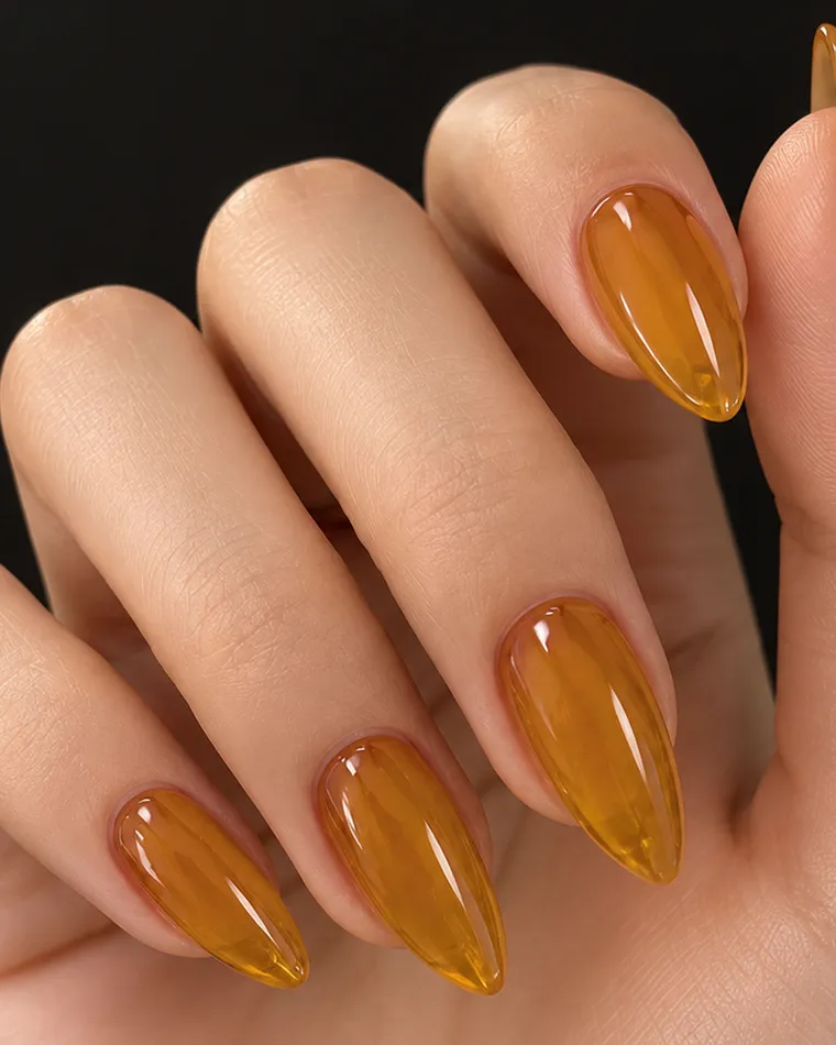 Uñas con el acabado Ocre Aura